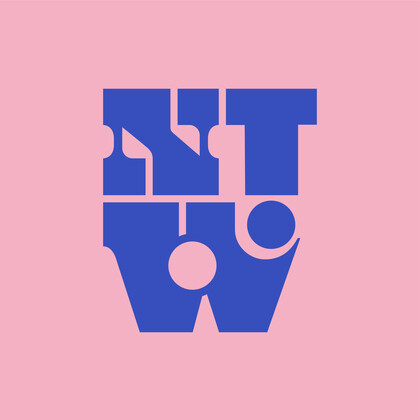 Logo NTW mewn porffor yn erbyn cefndir pinc.